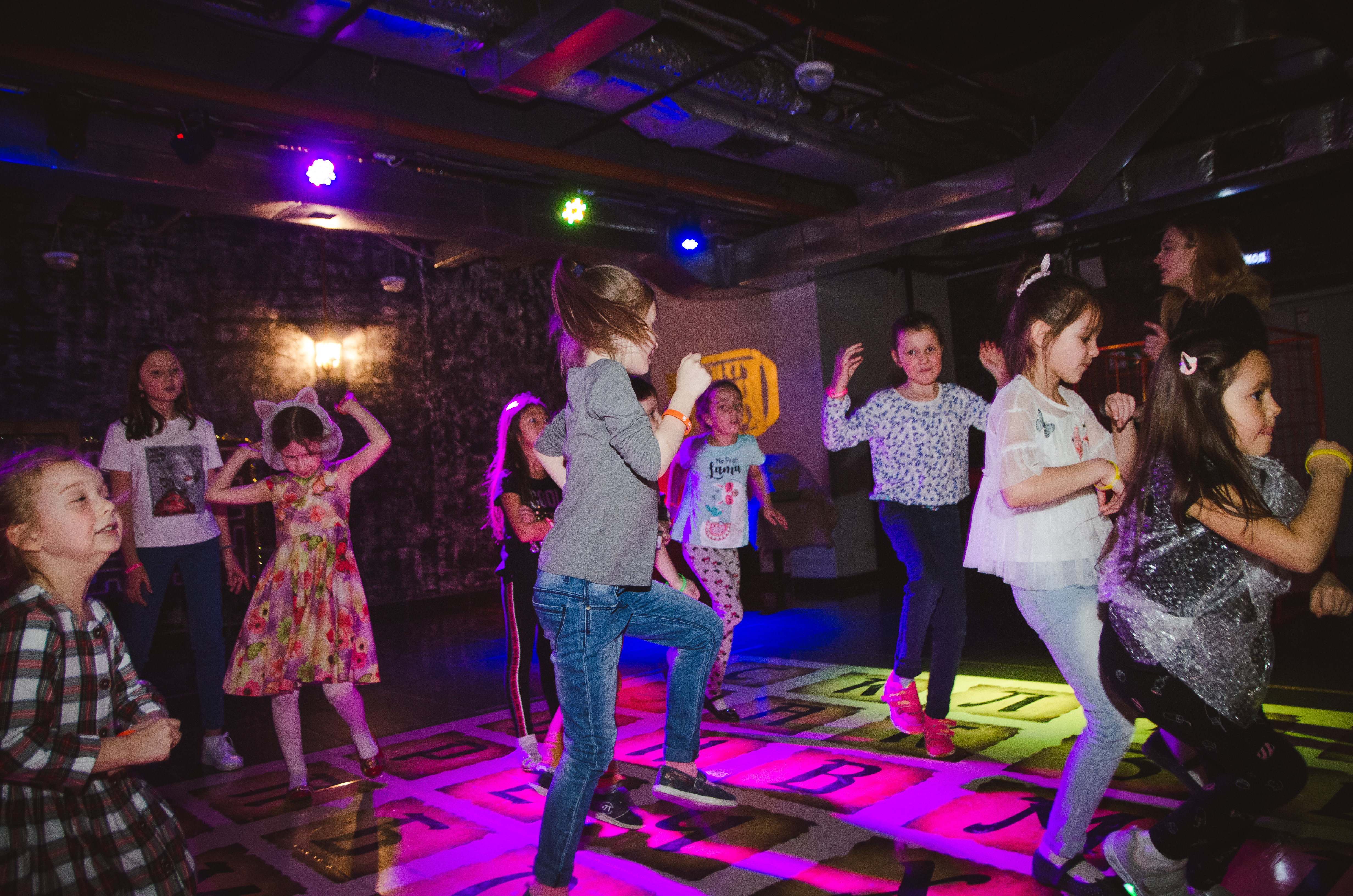 Зажигательная дискотека с DJ и ведущими